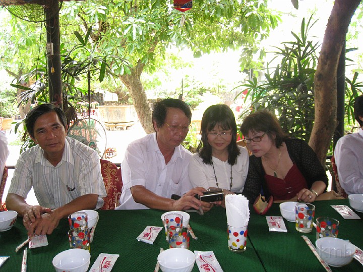K3 voi Mai Huong_IMG_0026.jpg - Từ trái: Phúc K6, Thanh K1A, Hạnh K3, Mai Hương K3